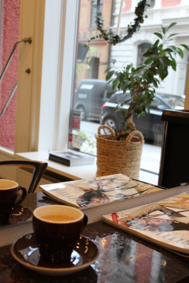 Detalj från salongen med kaffe, magasin och fönster