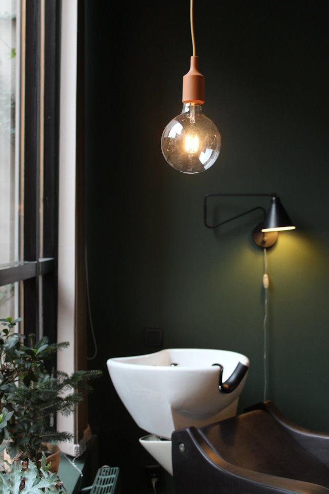 Detalj från salongen med tvätt och belysning