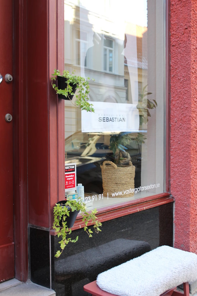 Entré och skyltfönster från utsidan