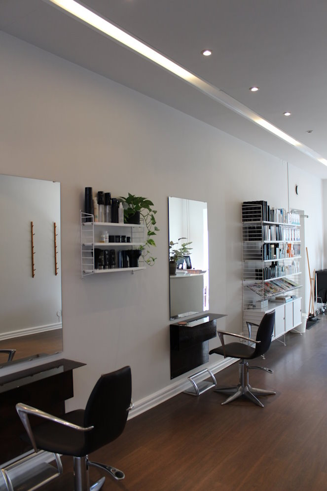 Interiör med stolar, speglar och arbetsplatser